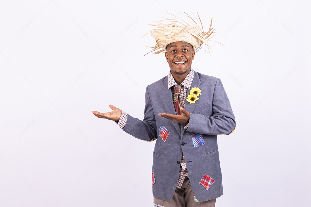 Homem com trajes de festa junina