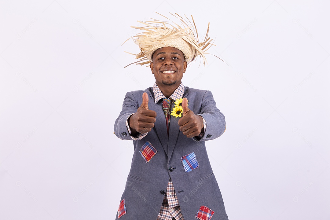 Homem com trajes de festa junina