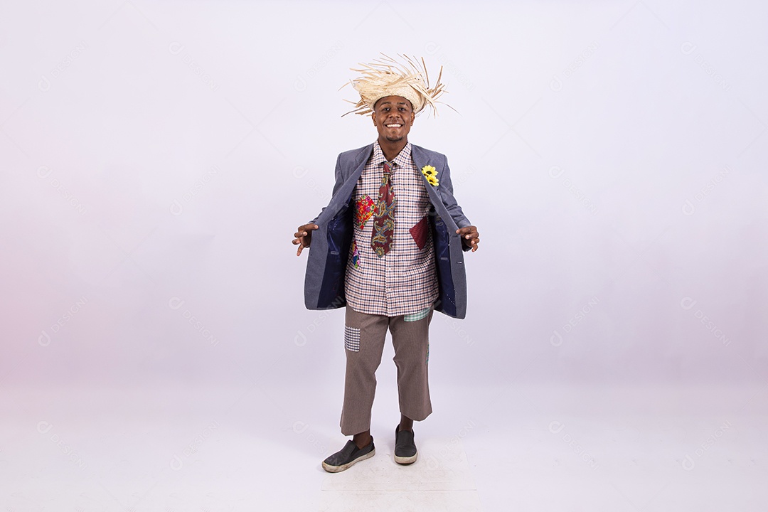 Homem com trajes de festa junina