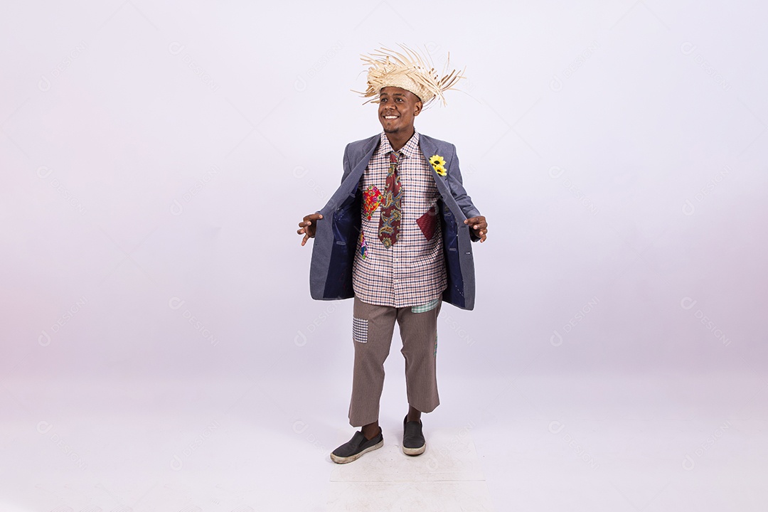 Homem com trajes de festa junina