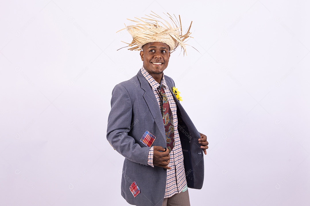 Homem com trajes de festa junina