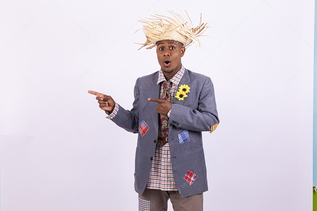 Homem com trajes de festa junina