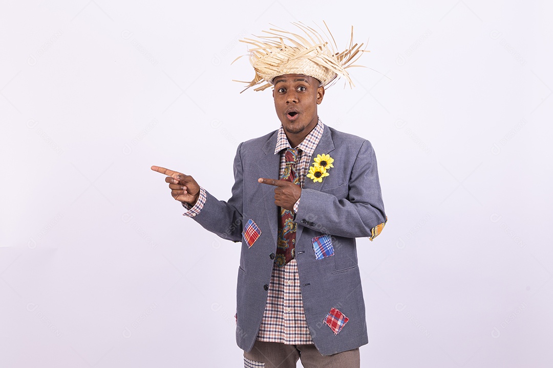 Homem com trajes de festa junina