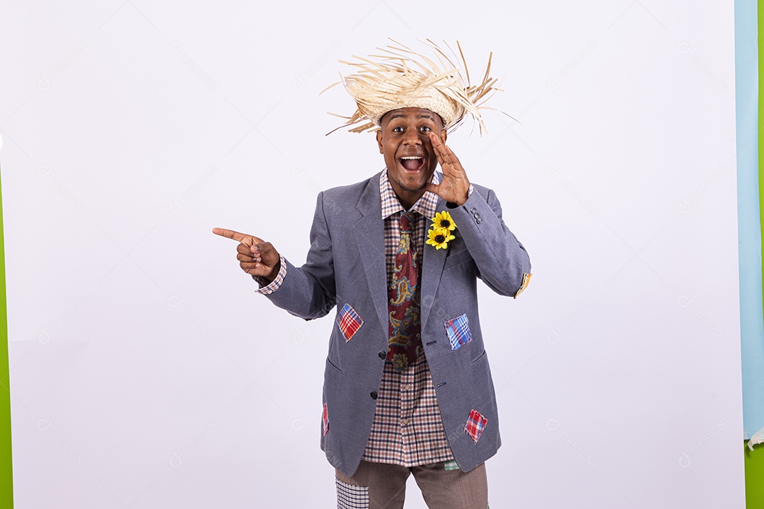 Homem com trajes de festa junina