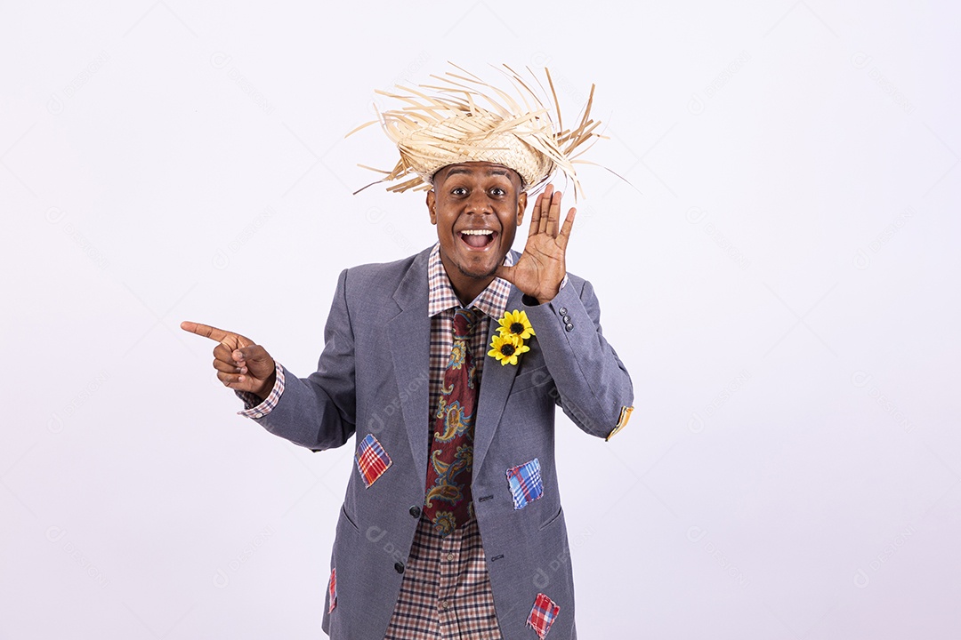 Homem com trajes de festa junina