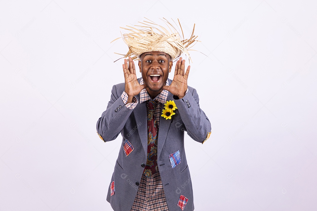 Homem negro sorridente com trajes de festa junina