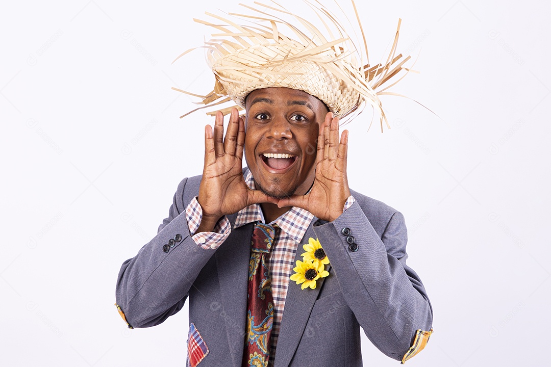 Homem negro sorridente com trajes de festa junina