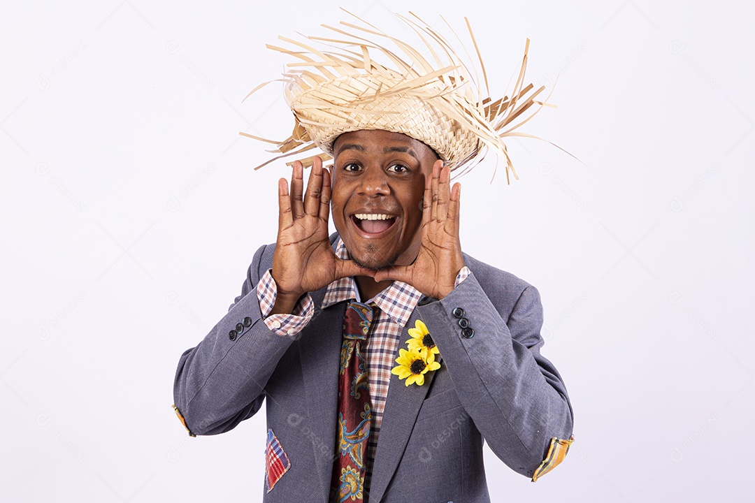 Homem negro sorridente com trajes de festa junina