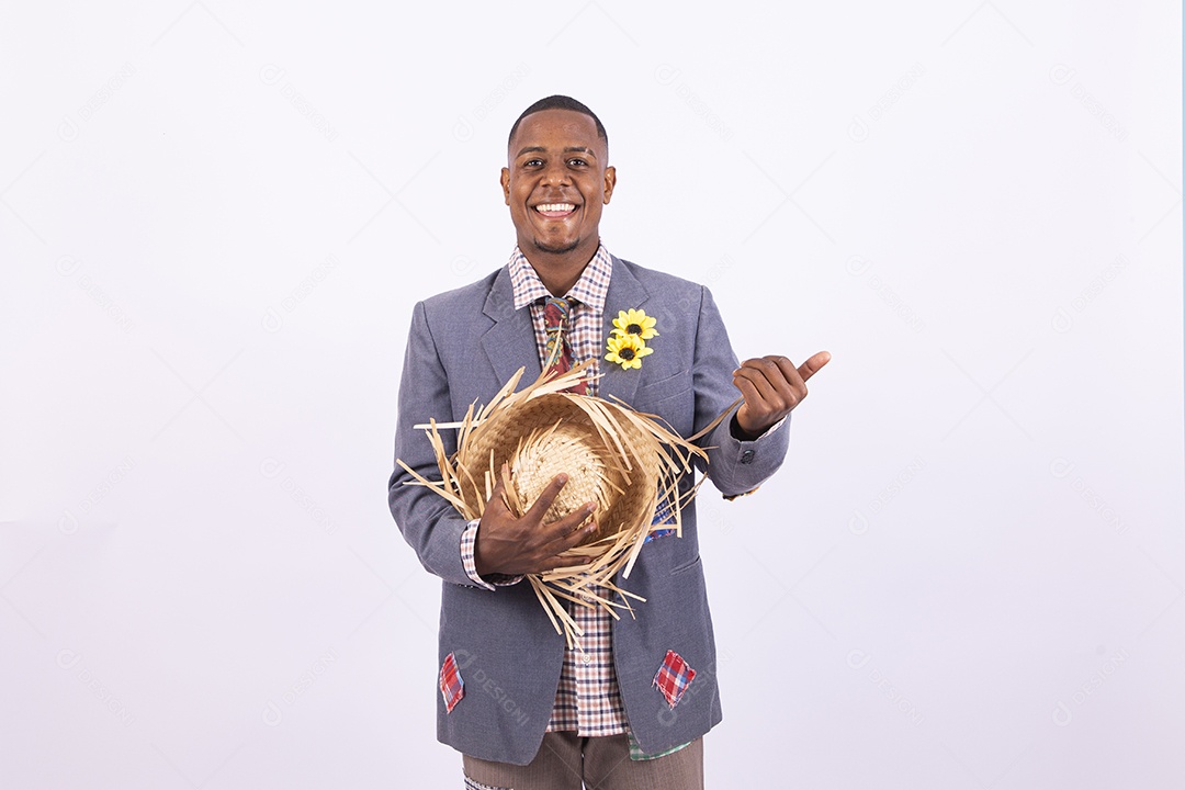 Homem negro sorridente com trajes de festa junina