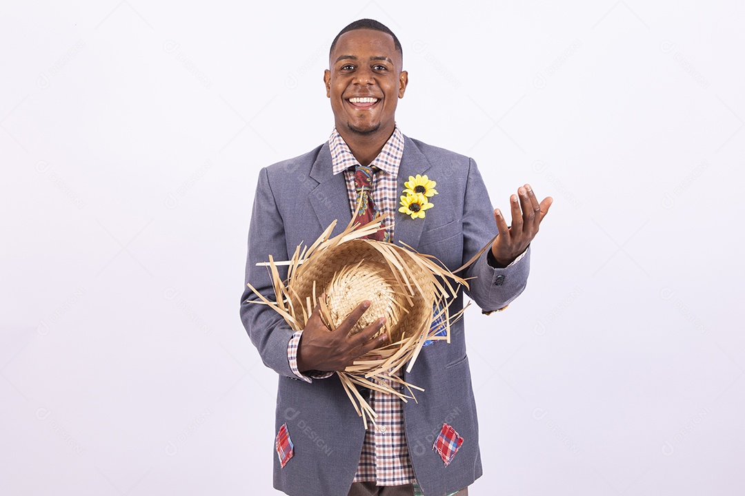 Homem negro sorridente com trajes de festa junina