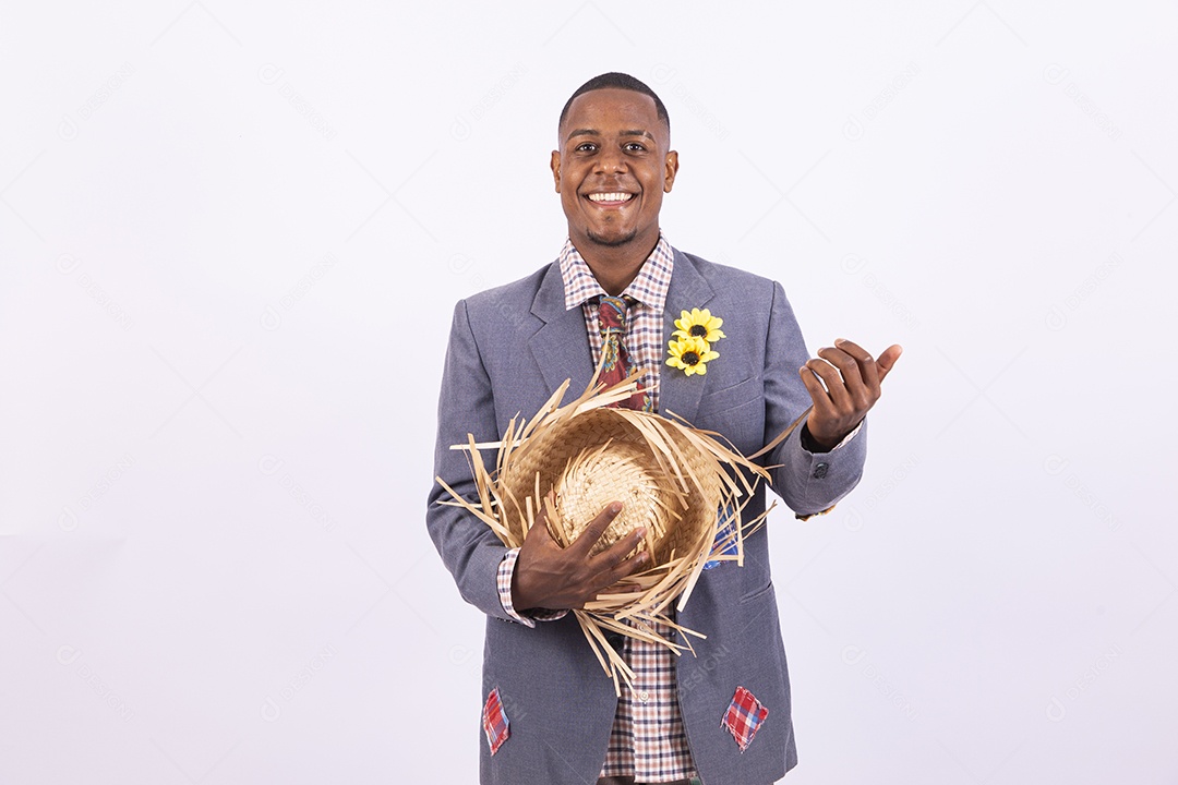 Homem negro sorridente com trajes de festa junina