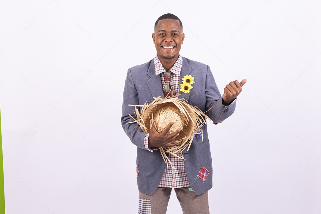 Homem negro sorridente com trajes de festa junina