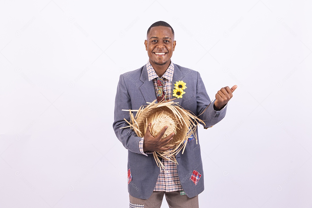 Homem negro sorridente com trajes de festa junina