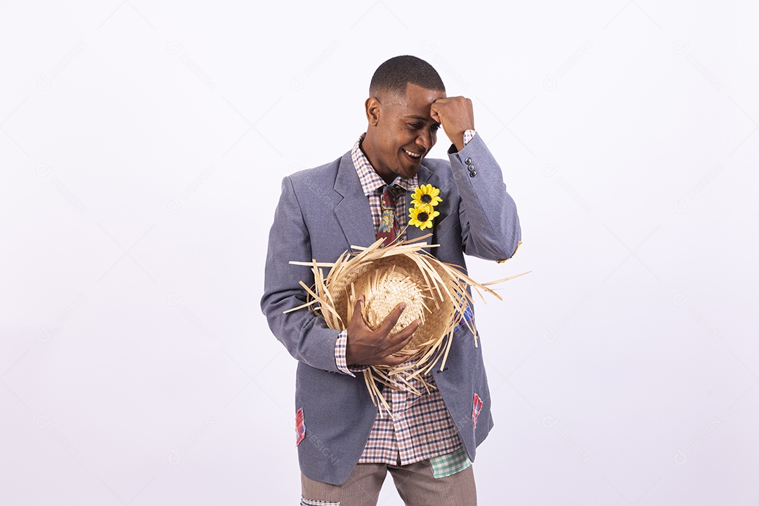 Homem negro sorridente com trajes de festa junina