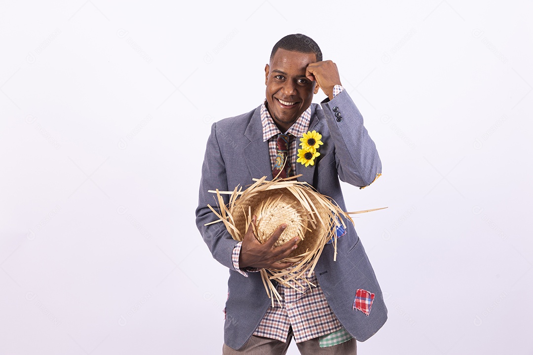 Homem negro sorridente com trajes de festa junina