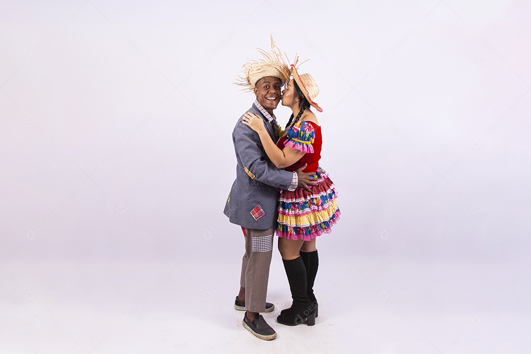 Casal feliz com trajes de festa junina