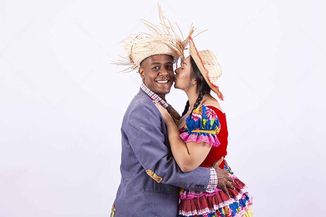 Casal feliz com trajes de festa junina