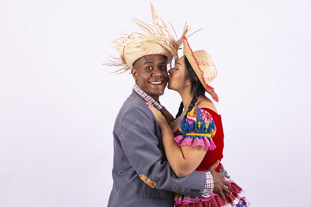 Casal feliz com trajes de festa junina