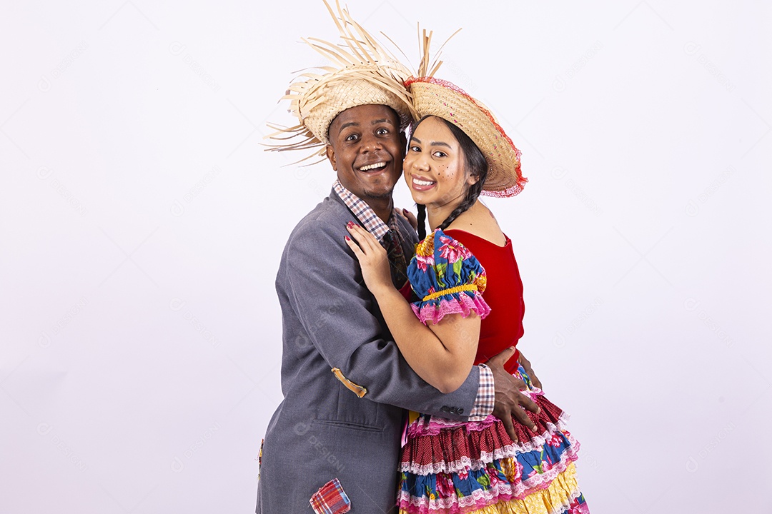 Casal feliz com trajes de festa junina
