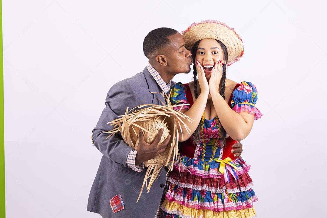 Casal feliz com trajes de festa junina