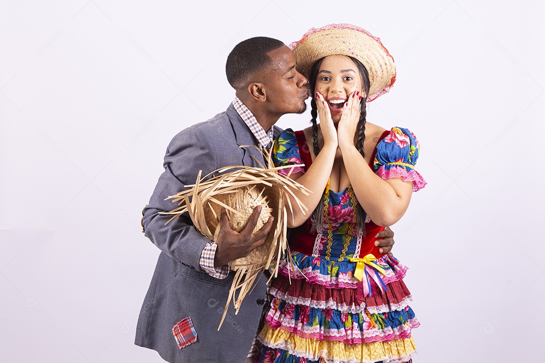 Casal feliz com trajes de festa junina