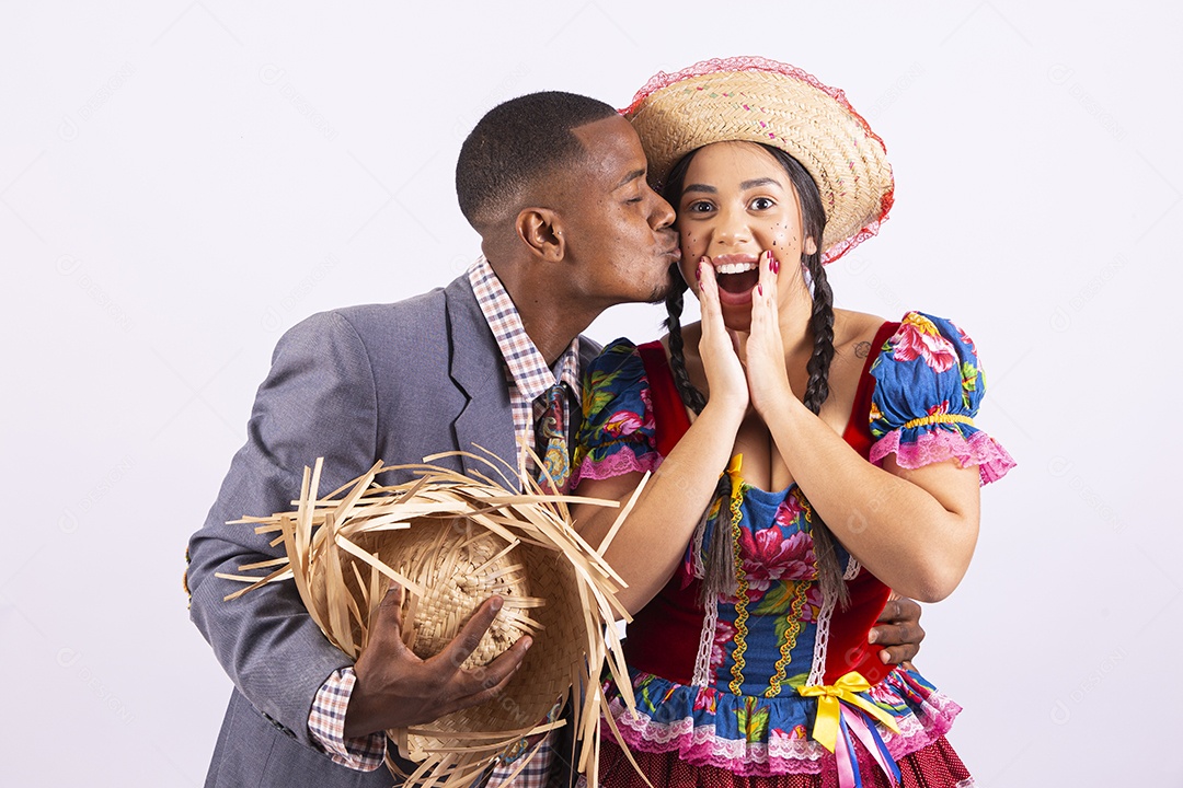 Casal feliz com trajes de festa junina