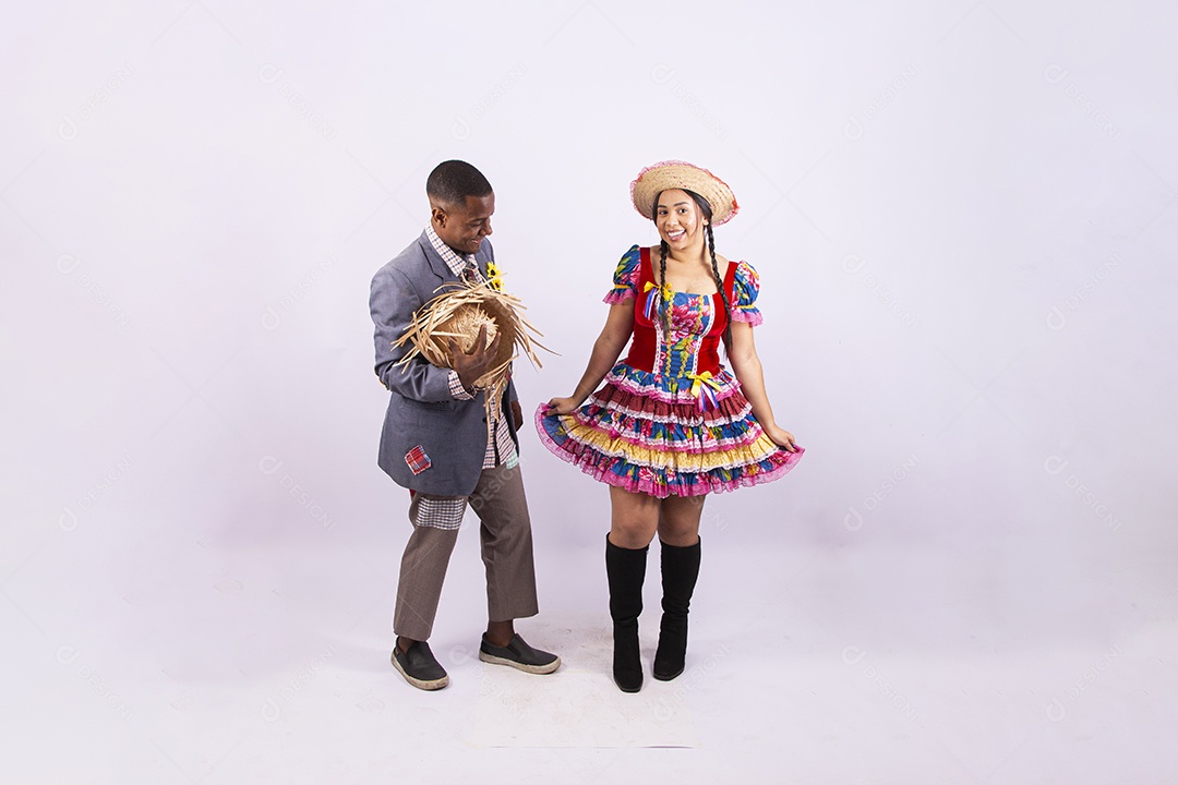 Lindo casal com trajes para comemorar festival de São João