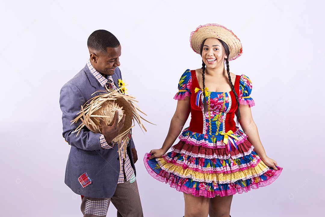 Lindo casal com trajes para comemorar festival de São João
