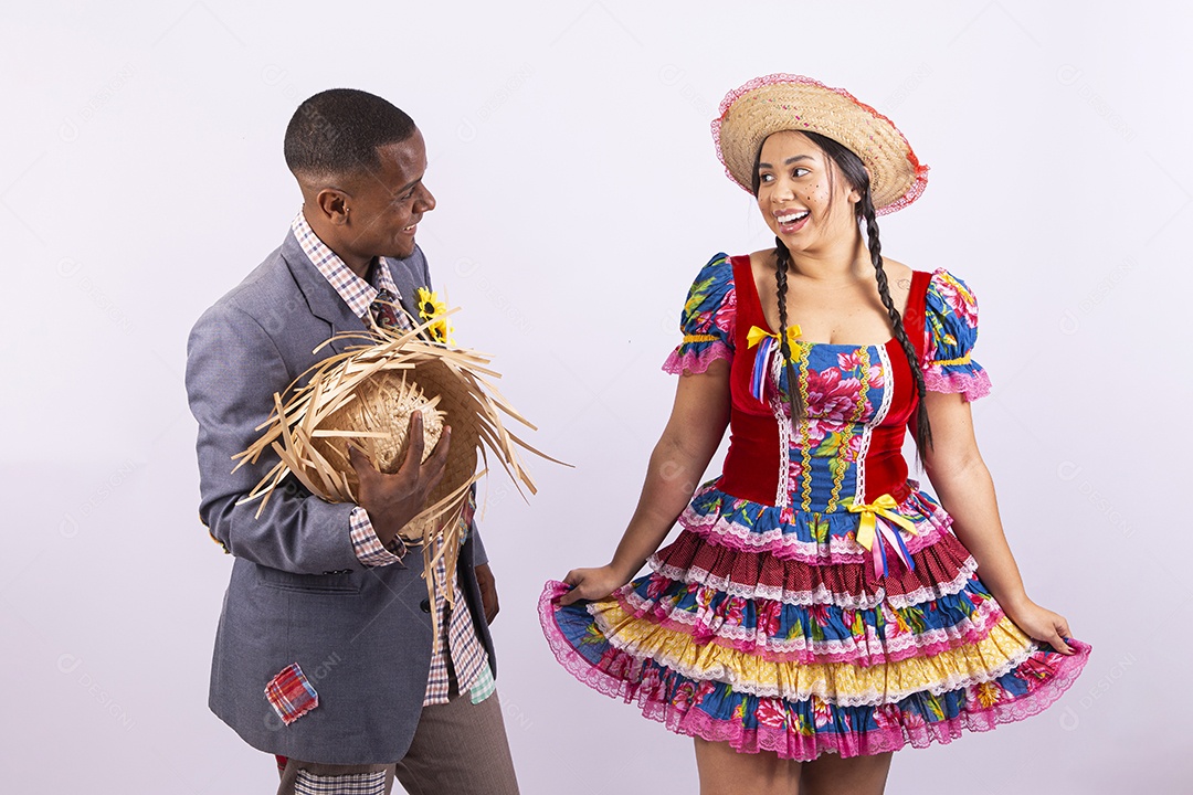 Lindo casal com trajes para comemorar festival de São João