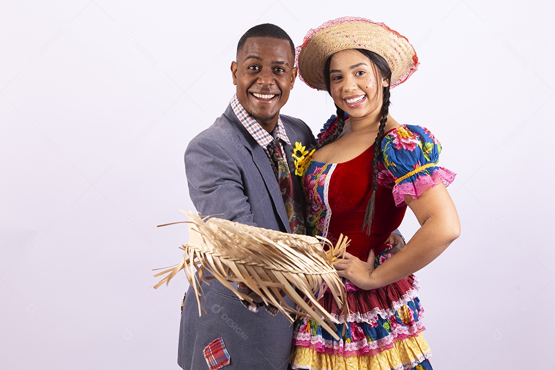 Lindo casal com trajes para comemorar festival de São João