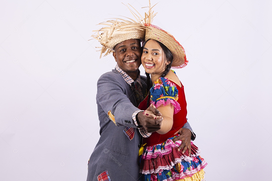 Lindo casal com trajes para comemorar festival de São João