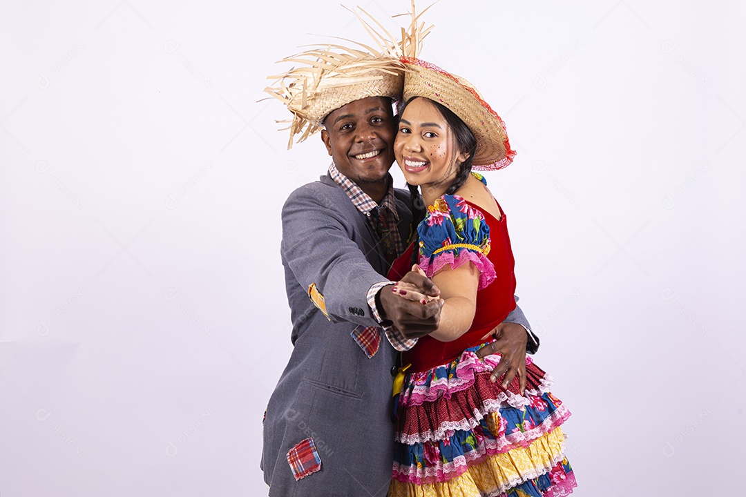 Lindo casal com trajes para comemorar festival de São João