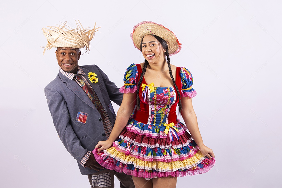Lindo casal com trajes para comemorar festival de São João