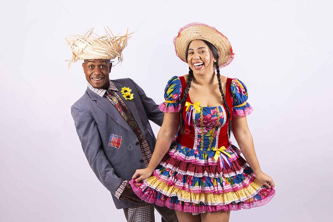 Casa de jovens usando roupas típicas de São João