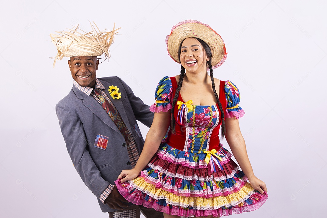 Lindo casal com trajes para comemorar festival de São João