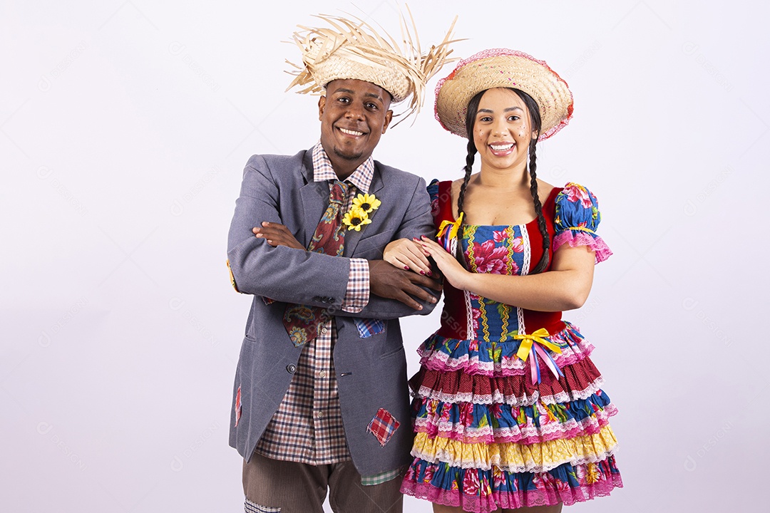 Lindo casal com trajes para comemorar festival de São João