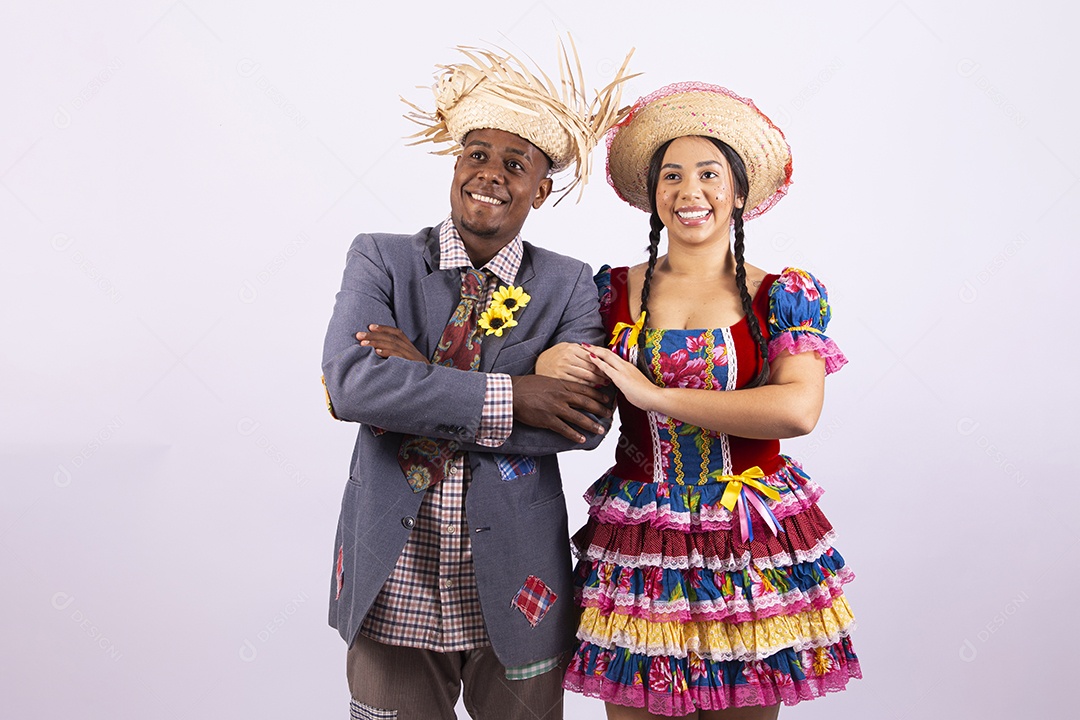Lindo casal com trajes para comemorar festival de São João