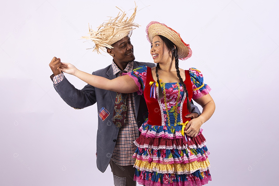 Lindo casal com trajes de São João