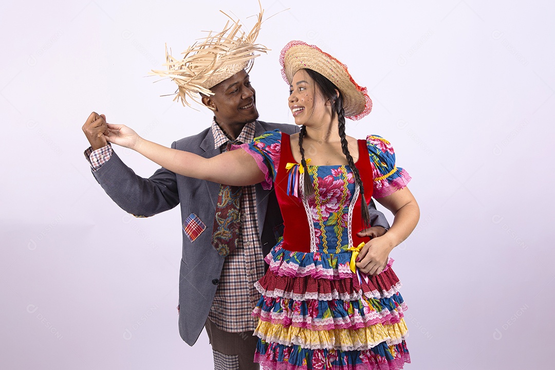 Lindo casal com trajes de São João