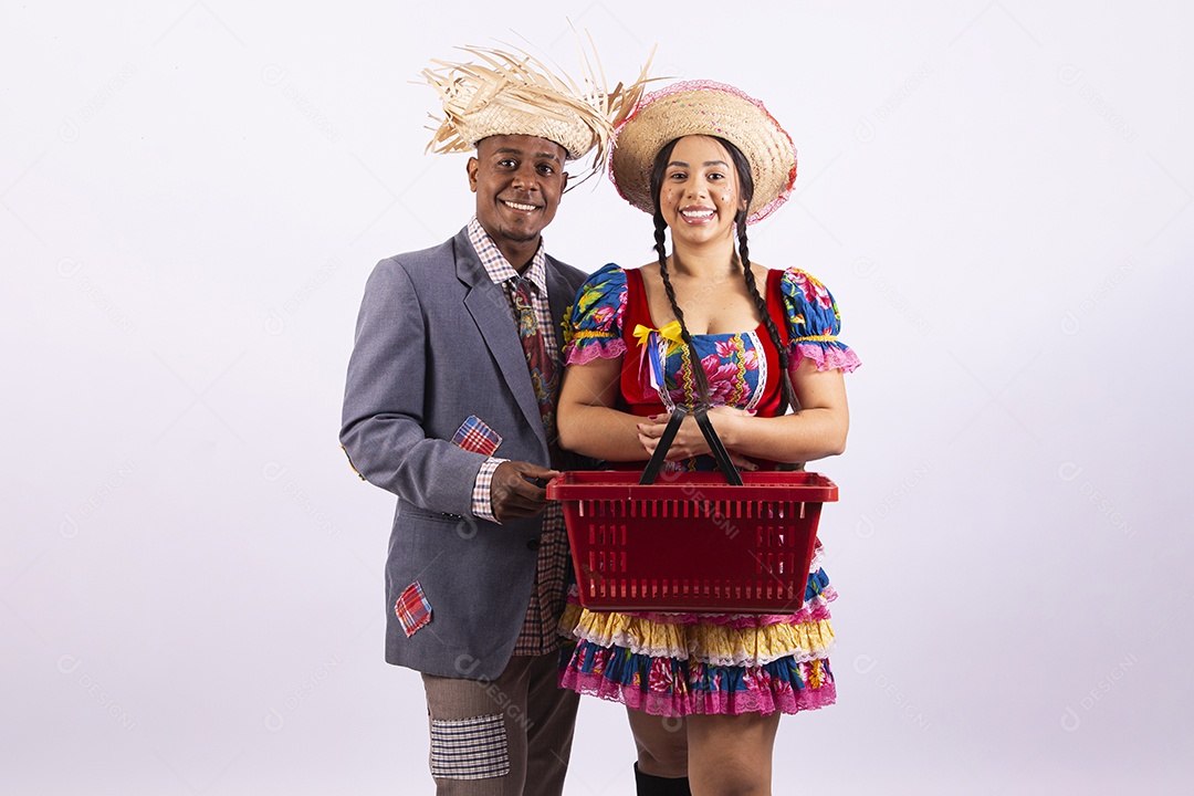 Lindo casal com trajes de São João