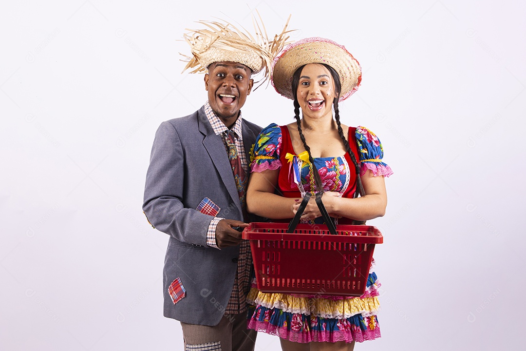 Lindo casal com trajes de São João