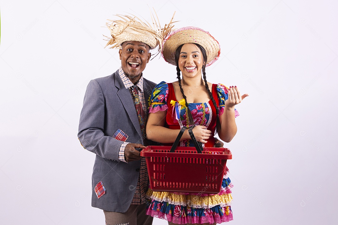 Lindo casal com trajes de São João