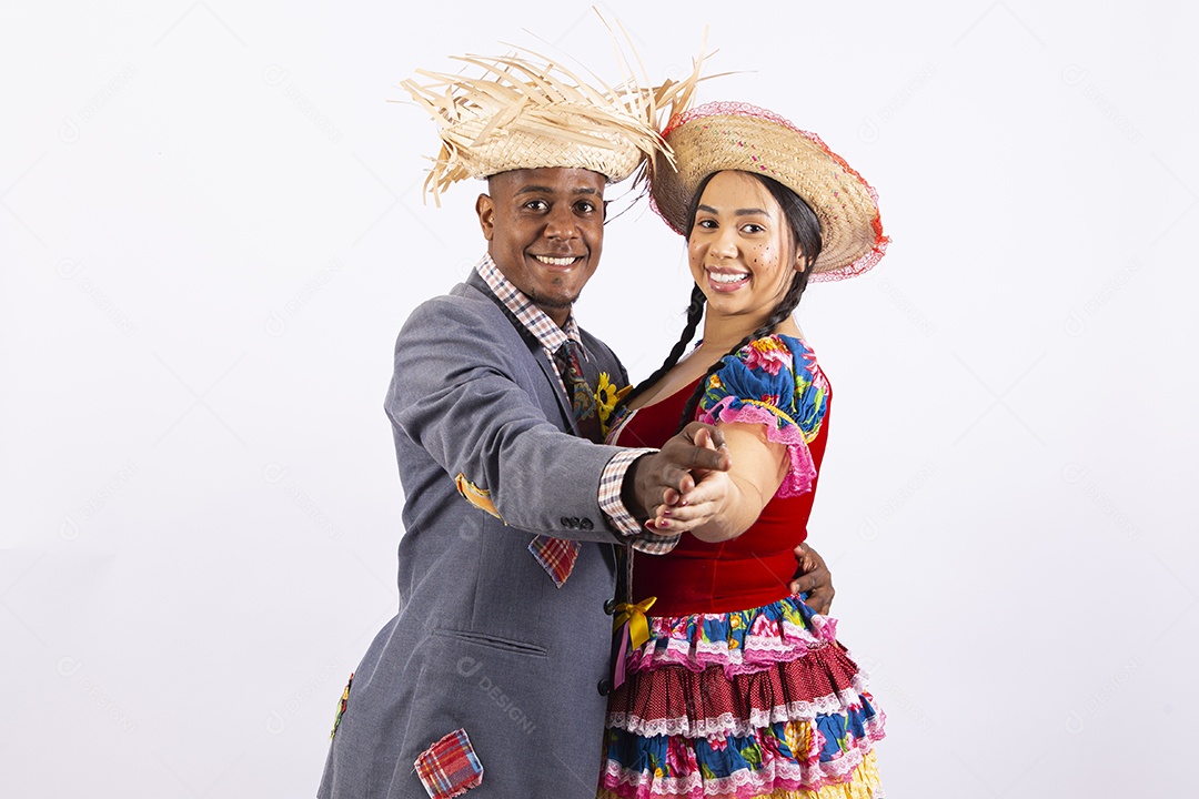 Lindo casal com trajes de São João