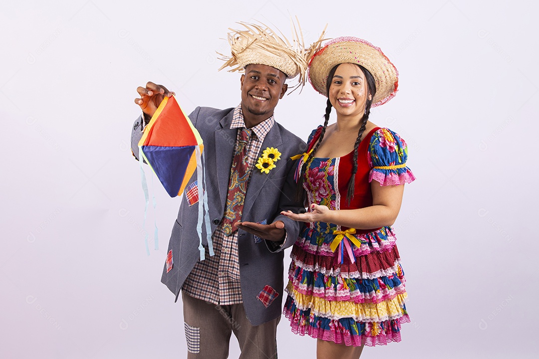 Lindo casal com trajes de São João