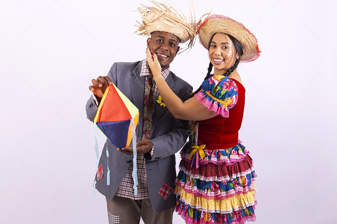 Lindo casal com trajes de São João