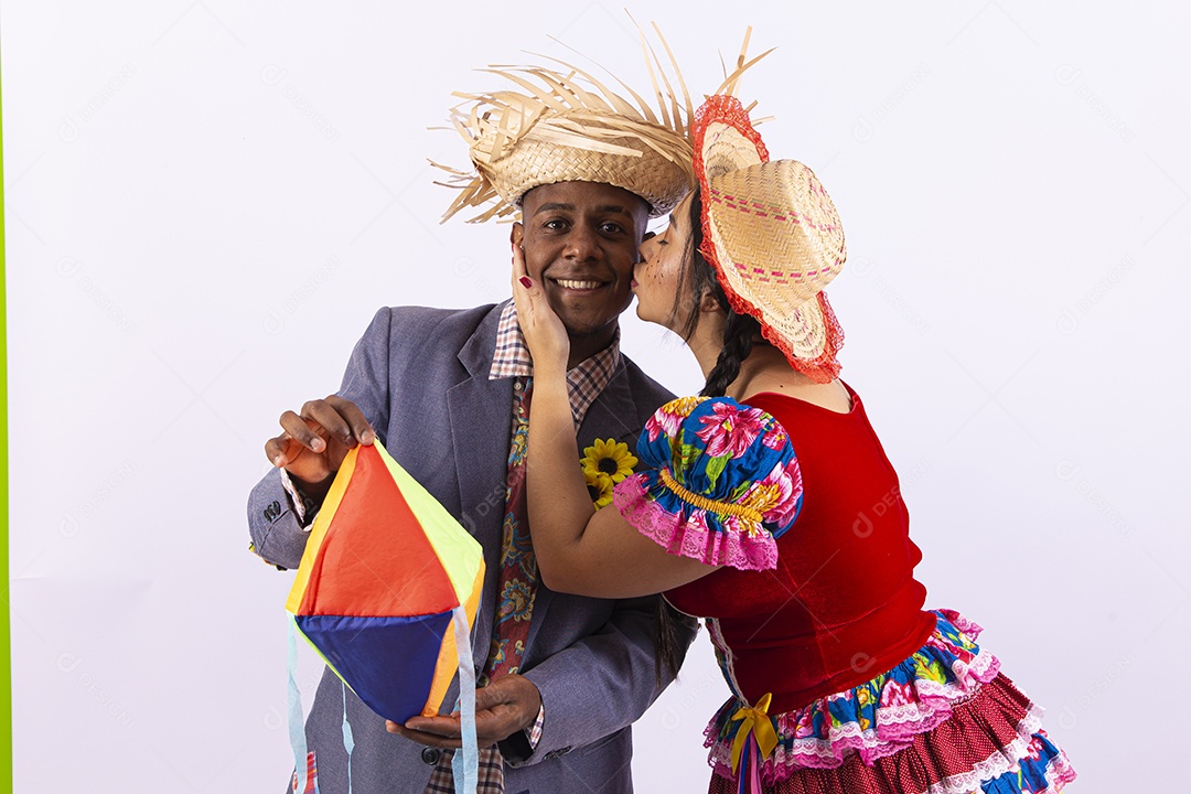 Lindo casal com trajes de São João