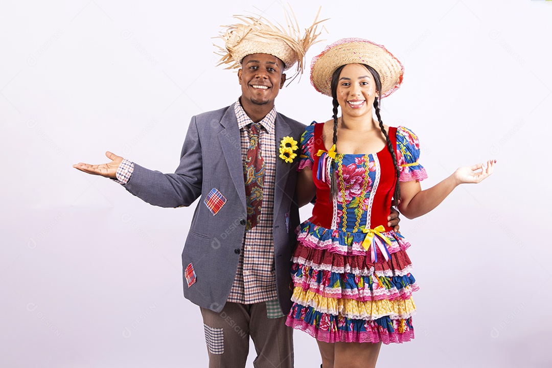Casal feliz com trajes de festa junina