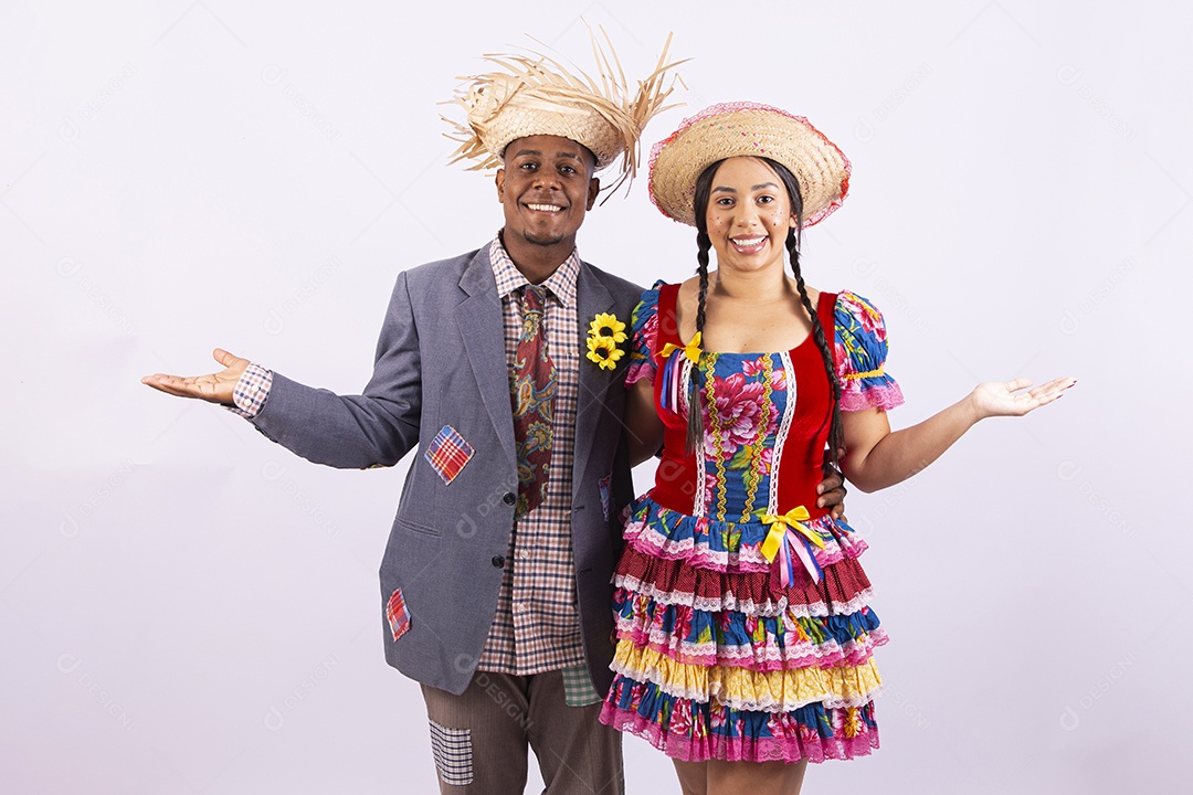 Casal feliz com trajes de festa junina