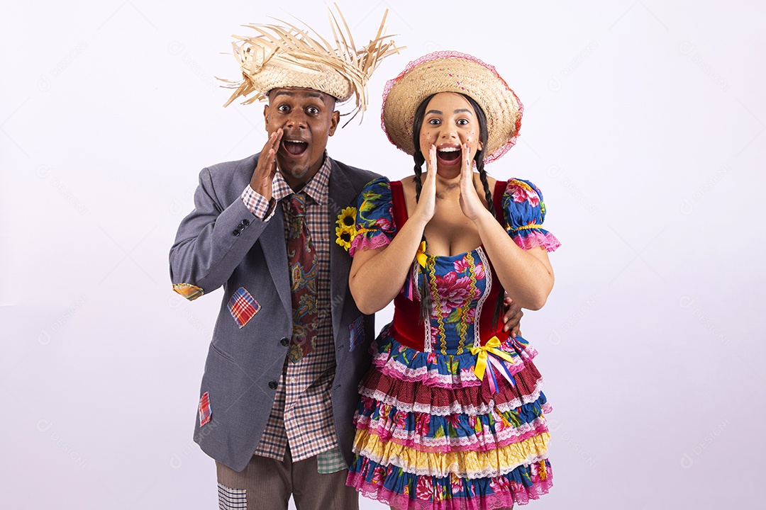 Casal feliz com trajes de festa junina