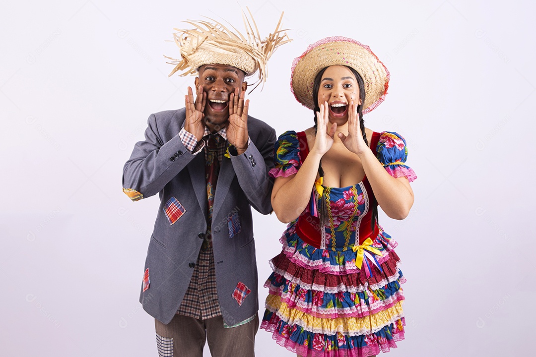 Casal feliz com trajes de festa junina